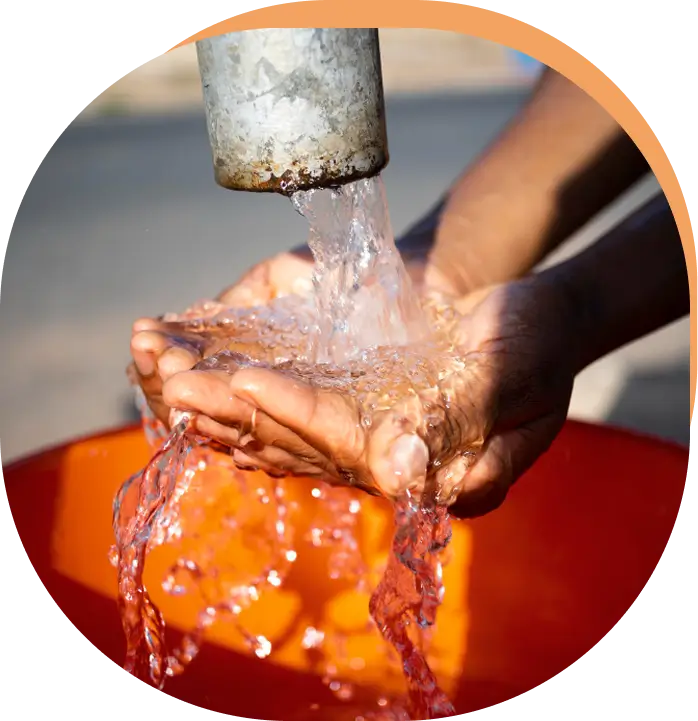 Dirty, discolored water being poured into bare hands, symbolizing the risks of poor water quality in Texas counties